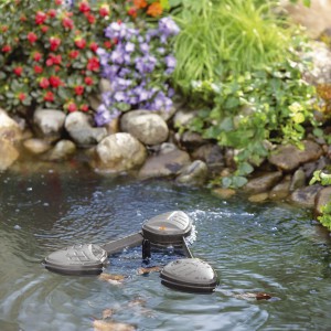 Jeśli w naszym ogrodzie mamy niewiele miejsca możemy skorzystać z gotowej formy oczka wodnego. Na większych posesjach wielkość oczka wodnego możemy wybrać dowolnie. Fot. Gardena.