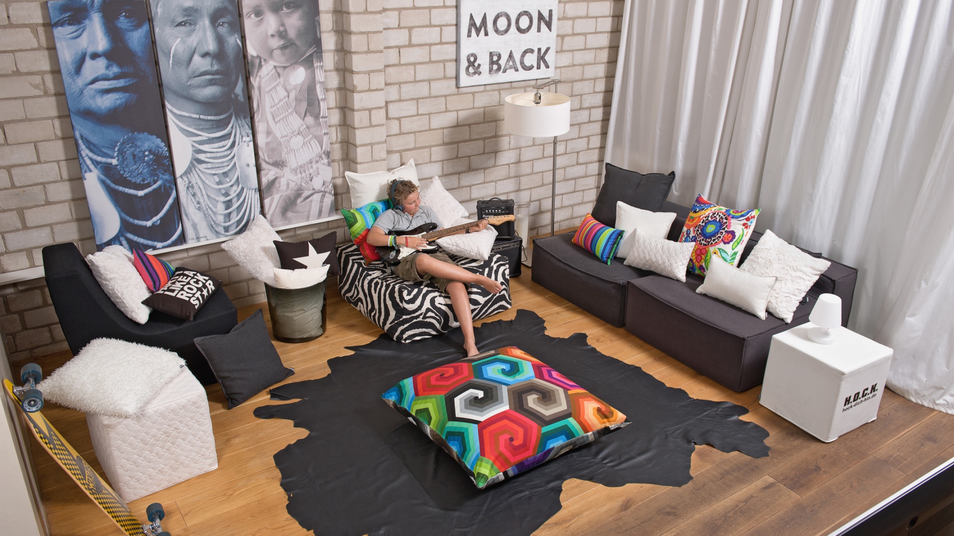 Dekoracje do salonu: kolorowe, miękkie poduszki