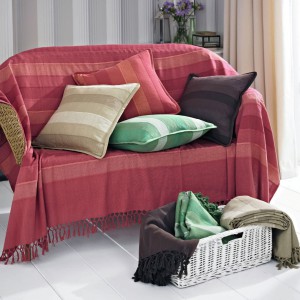Wybierając poduszki możemy kierować się np. kolorem lub wzorem narzuty. Fot. House of Bath.