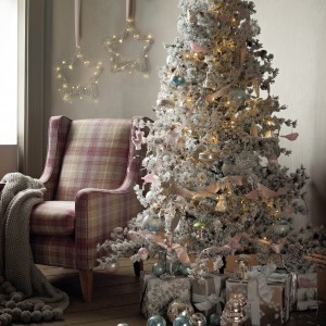 Ozdoby choinkowe oraz świąteczne dekoracje do domu z oferty marki Mark&Spencer.