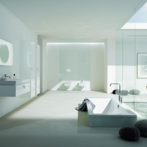 Preciosa 2 Keramag Design to seria kompletnego wyposażenia łazienki. Szafka pod umywalkę ma formę szuflady z charakterystycznym, stylowym uchwytem. Fot. Keramag Design.
