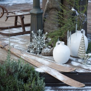 Kolekcja tradycyjnych ozdób świątecznych White Forest z oferty marki Almi Decor.