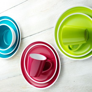 Soczyście kolorowe kubki rozgrzeją nie tylko napojem, ale swoim energetycznym kolorem. Fot.  Zak! Designs.