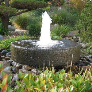 Mała, kamienna fontanna może stać się ciekawą dekoracją naszego ogrodu. Fot. Slink.