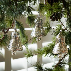 Postarzone bombki w kształcie dzwoneczków. Może właśnie tak wyglądają dzwonki przy saniach Świętego Mikołaja? Fot. House&More.