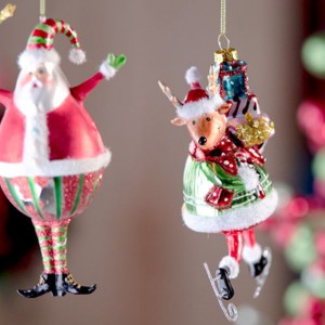 Radosne bajkowe ozdoby w kształcie wesołego Mikołaja i jego pomocnego renifera nawiązują do magiczności Świąt i ich silnego związku z dzieciństwem. Fot. Home&You.