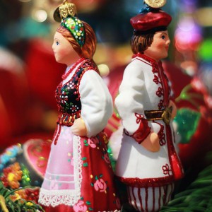Bombkowe figurki o tradycyjnych, polskich formach: np. Lajkonika czy figurki w strojach regionalnych można odnaleźć wśród produktów firmy Bombkarnia. Są niezwykle dopracowane w szczegółach. Fot. Bombkarnia.