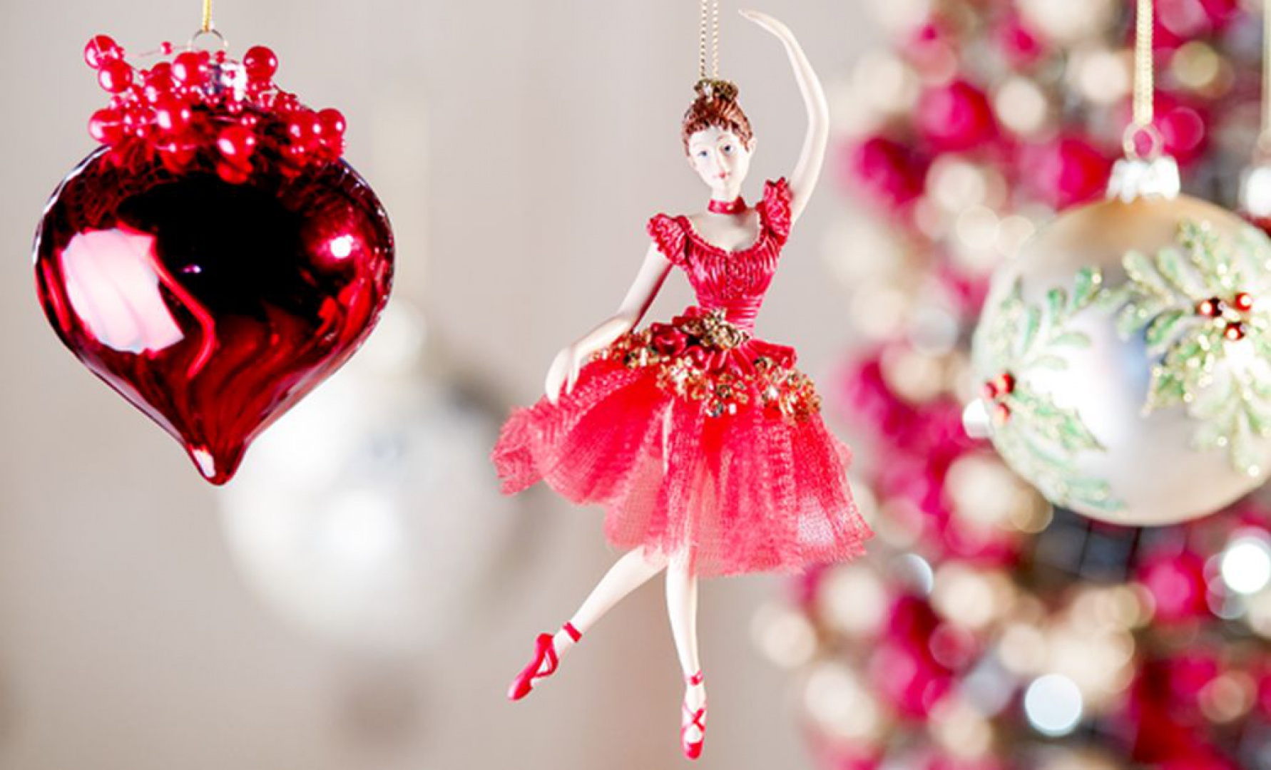 Piękne bombki z kolekcji Christmas Joy. Bajkowa baletnica przeniesie nas w magiczny czas dzieciństwa. Biała bombka ze zdobieniami jest niezwykle elegancka. Fot. Home&You.