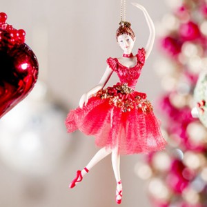 Piękne bombki z kolekcji Christmas Joy. Bajkowa baletnica przeniesie nas w magiczny czas dzieciństwa. Biała bombka ze zdobieniami jest niezwykle elegancka. Fot. Home&You.