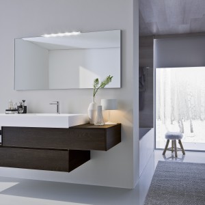 Biel to nieodzowny element zimowego krajobrazu. W białej łazience można ją zestawić z drewnem. Na zdjęciu: wyposażenie łazienkowe Nyu by Aqua firmy Idea Group. Fot. Idea Group.