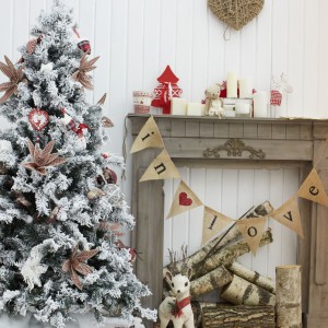 Przy zimowej choince stoi urokliwa, niewielka figurka wdzięcznego jelonka, przyodzianego we wstążeczkę w świątecznym, czerwonym kolorze. Namiastka domowej szopki, a także element dekoracyjny, który pokochają najmłodsi domownicy. Fot. Shutterstock.