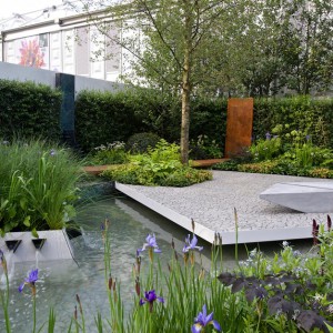 Propozycja nowoczesnego ogrodu prezentowana na targach Chelsea Flower. Połączenie prostokątnej płaszczyzny betonu oraz wody tworzy spójną kompozycję. Fot. Chelsea garden.
