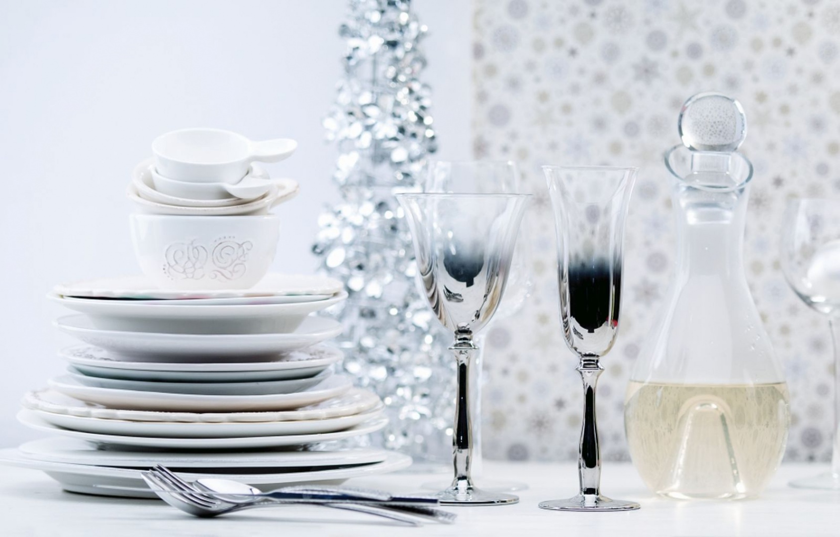 Kieliszki do wina i szampana Kartio to propozycja od Home&You. Eleganckie srebrny wzór będzie się wspaniale prezentował w czasie przyjęcia. Fot. Home&You.
