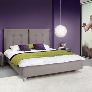 Tapicerowane łóżko Feng o oryginalnym, wysokim wezgłowiu podzielonym na dwie części. Łóżko dostępne jest w wielu kolorach oraz trzech wymiarach. Fot. Meble Wajnert.