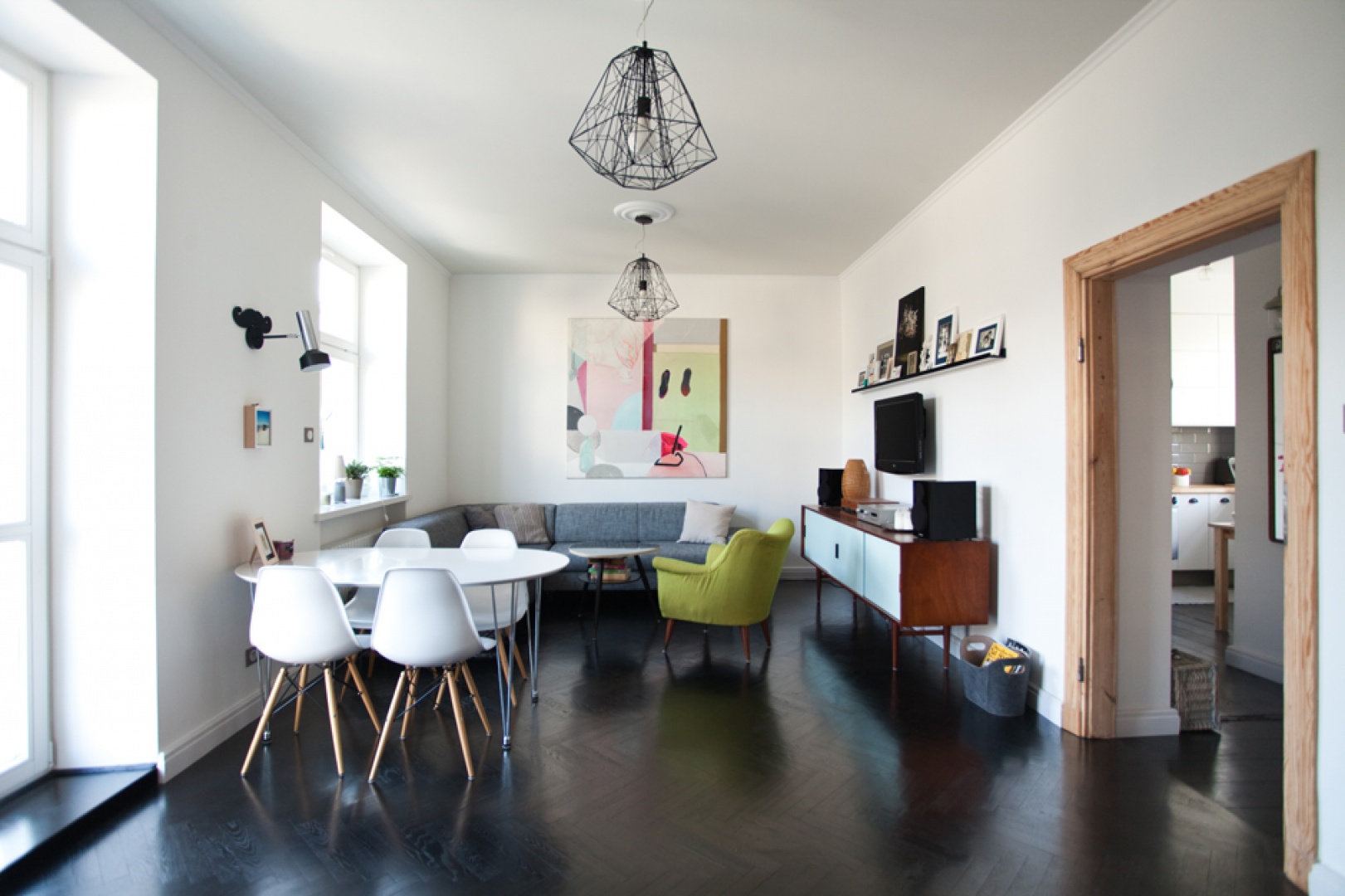 W mieszkaniu udało się zachować stare drewniane podłogi. Poddano je gruntownej renowacji - zostały wycyklinowane i pomalowane na stylową czerń. Projekt: Magdalena Ilmer, Boho Studio. Fot. Boho Studio.