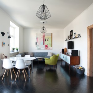 W mieszkaniu udało się zachować stare drewniane podłogi. Poddano je gruntownej renowacji - zostały wycyklinowane i pomalowane na stylową czerń. Projekt: Magdalena Ilmer, Boho Studio. Fot. Boho Studio.
