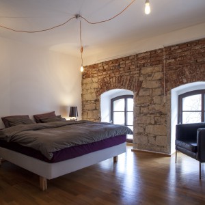 Na pierwszym piętrze zaplanowano stylową sypialnię, przeznaczoną dla gości. Projekt: B² Architecture. Fot. Michal Šeba.