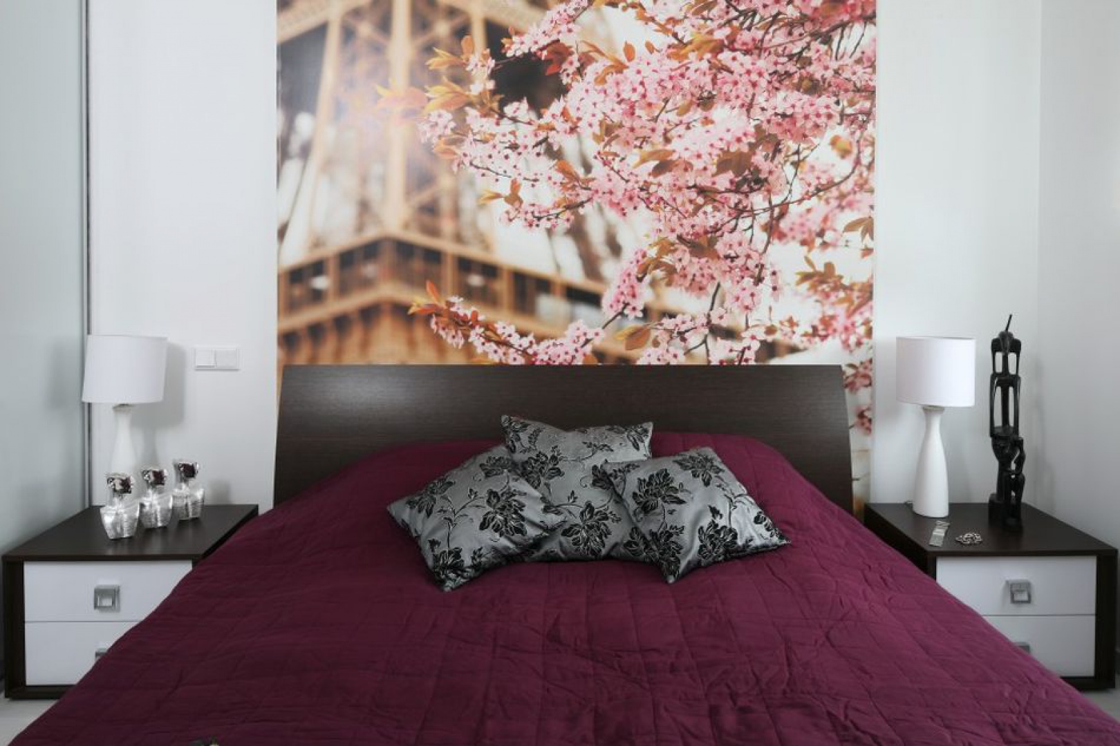 Fototapeta - szybki pomysł na metamorfozę każdego wnętrza. W tej sypialni zdecydowano się na romantyczną fotografię Paryża, która dopełnia stonowane wnętrze sypialni. Projekt: Anna Maria Sokołowska. Fot. Bartosz Jarosz.