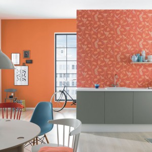 Pomarańczowy to jeden z najbardziej apetycznych kolorów, dlatego znakomicie sprawdzi się w kuchni. Ścianę możemy ozdobić tapetą w subtelne wzory z serii Funky Flair niemieckiej marki Rash. Fot. Rash.
