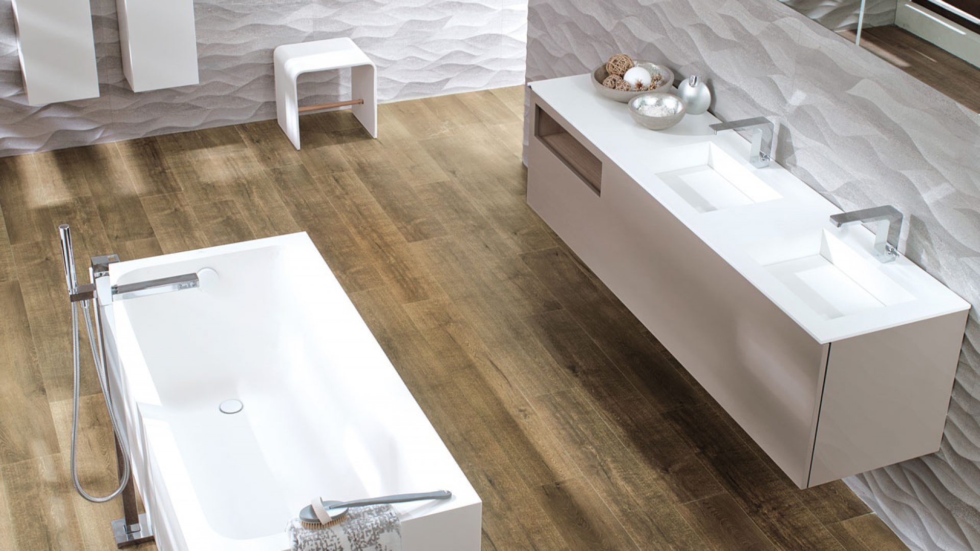 Jasne płytki z kolekcji Venis Ona Natural Porcelanosa zestawione z płytkami podłogowymi o wyglądzie desek zapewniają wnętrzu lekki i naturalny charakter. Fot. Porcelanosa.