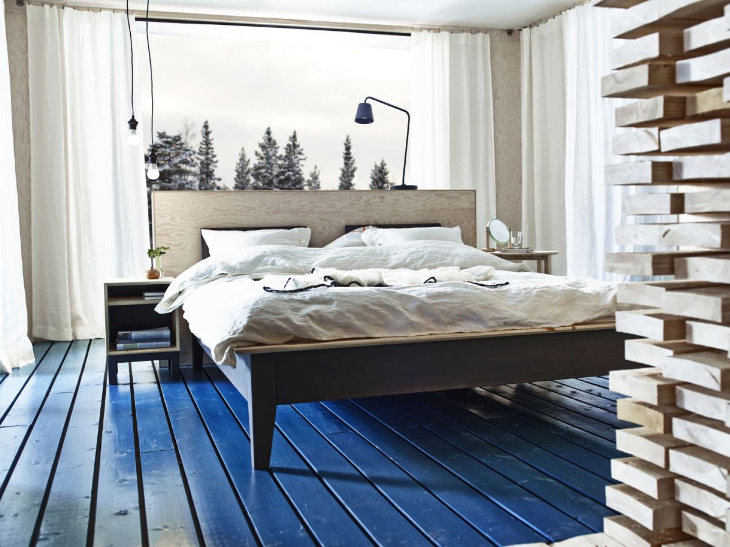 Naturalne materiały wprowadzają do sypialni ciepły, przytulny nastrój. Na zdjęciu łóżko Nornas wykonane z litego drewna. Fot. IKEA 