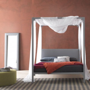 Marsala - oficjalny kolor roku ogłoszony przez Intstytut Pantone doskonale sprawdzi się w sypialni, zarówno jako kolor ścian, tkanin czy dodatków. Fot. Bolzan Letti.