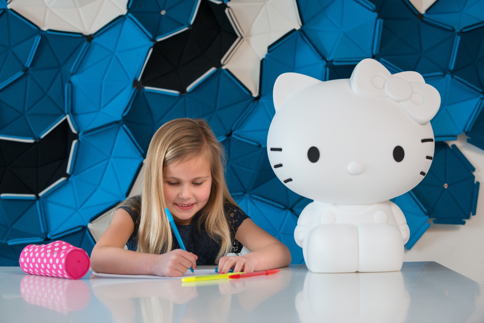 Która mała dziewczynka nie lubi bajkowego kotka z kokardką przy uchu...? Pokaźnych rozmiarów lampa Hello Kitty z pewnością przypadnie do gustu większości dziewczynek w wieku przedszkolnym. Fot. Maiden.