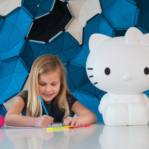 Która mała dziewczynka nie lubi bajkowego kotka z kokardką przy uchu...? Pokaźnych rozmiarów lampa Hello Kitty z pewnością przypadnie do gustu większości dziewczynek w wieku przedszkolnym. Fot. Maiden.