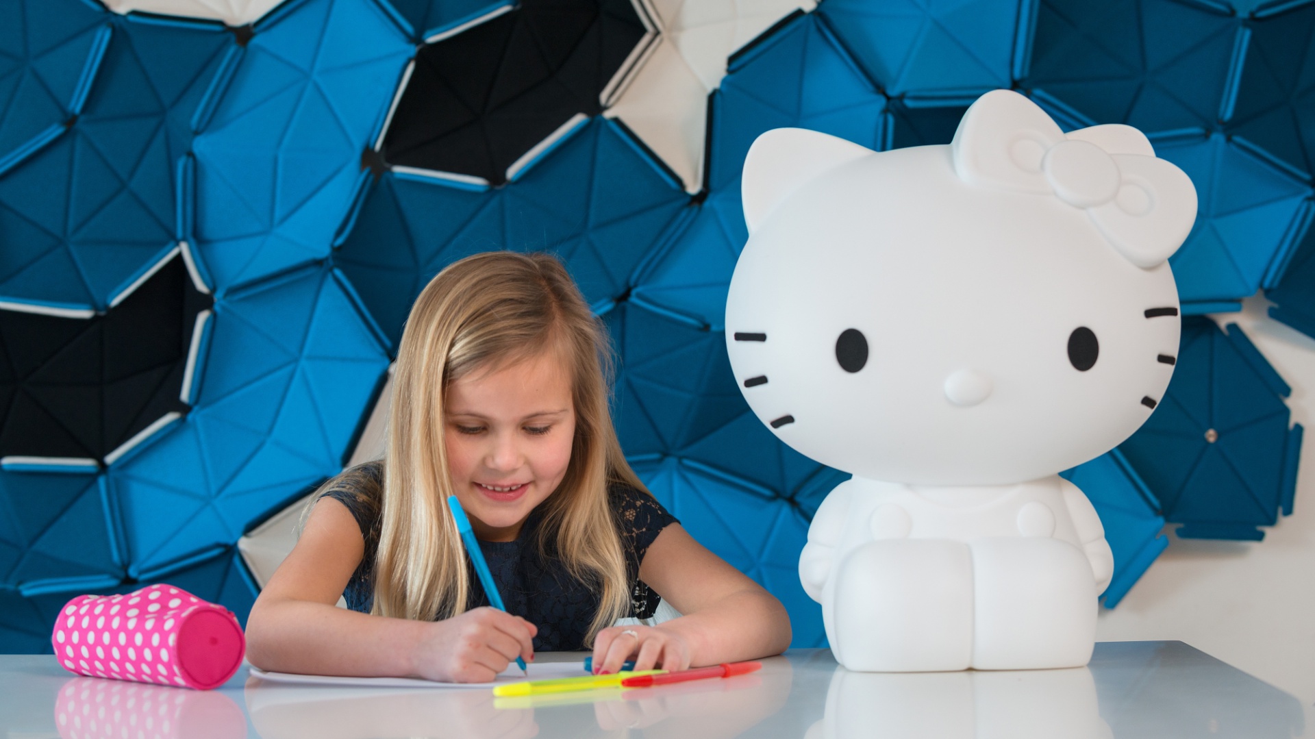 Która mała dziewczynka nie lubi bajkowego kotka z kokardką przy uchu...? Pokaźnych rozmiarów lampa Hello Kitty z pewnością przypadnie do gustu większości dziewczynek w wieku przedszkolnym. Fot. Maiden.