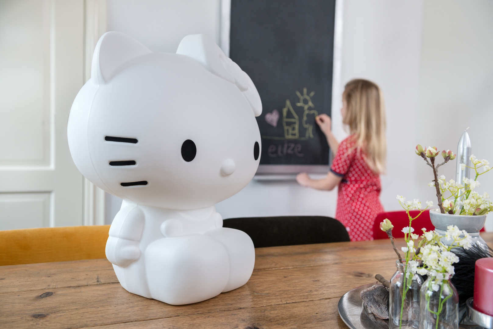 Lampa Hello Kitty pełni nie tylko rolę oświetlenia. W ciągu dnia, gdy jest wyłączona, będzie modną dekoracją pokoju córki. Fot. Maiden.