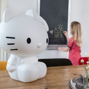 Lampa Hello Kitty pełni nie tylko rolę oświetlenia. W ciągu dnia, gdy jest wyłączona, będzie modną dekoracją pokoju córki. Fot. Maiden.