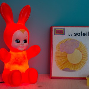 Lampka Baby Bunny z energooszczędną żarówką ledową będzie uroczą, świecącą ozdobą pokoju dziewczynki. Fot. The Kind Who.