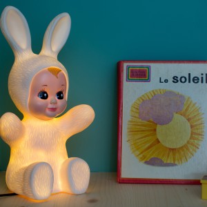 Oświetlenie Baby Bunny dostępne jest w  dwóch kolorach: pomarańczowym oraz jasnożółtym. Fot. The Kind Who.