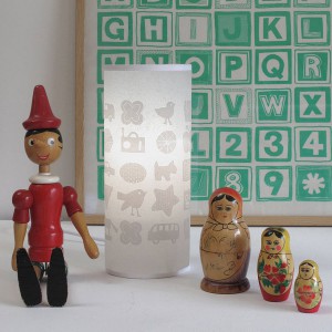 Transparentna lampa tuba emituje światło, które z powodzeniem wystarczy do oświetlenia biurka ucznia. Fot. notonthehighstreet.com.