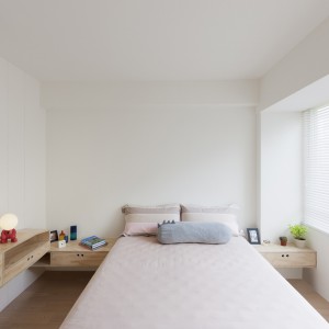 W sypialni, podobnie jak w całym mieszkaniu, dominują jasne barwy. Biel na ścianach i duże przeszklenia optycznie powiększają przestrzeń. Projekt: KC Design Studio. Fot. KC Design Studio.