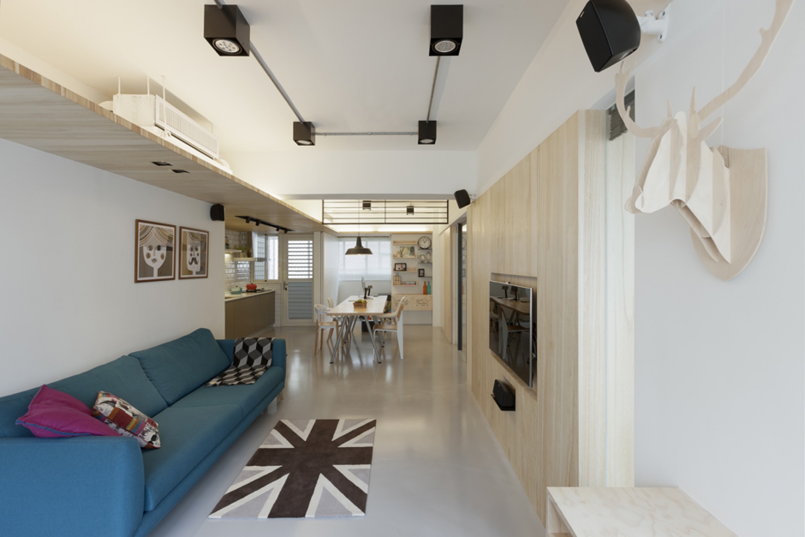 Mieszkanie urządzono w stylu, nawiązującym do estetyki wnętrz charakterystycznych dla północy Europy. Jest zatem dużo biel i drewna. Projekt: KC Design Studio. Fot. KC Design Studio.