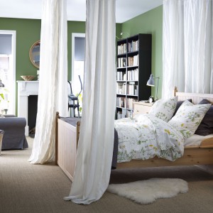 Baldachim z lekkiej tkaniny wprowadzi do sypialni romantyczny charakter. Odpowiednio dobrano tkanina może stać się ciekawą dekoracją wnętrza. Fot. IKEA.