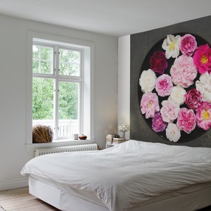 Dekoracyjna fototapeta z motywem róż stanowi ciekawą i bardzo oryginalną dekorację sypialni. Jeśli dodamy do niej stonowaną, spokojną kolorystykę to stanie się prawdziwą ozdobą wnętrza. Fot. Mr Perswall.