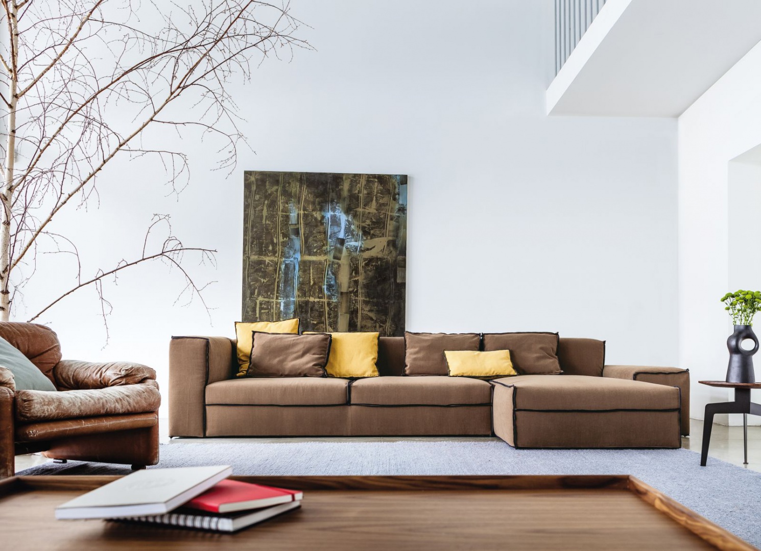 Obszerna sofa X-Small marki Lomidesign. Nowoczesne, proste kształty mebla zostały podkreślone czarnymi obszyciami krawędzi. Fot. Lomidesign.
