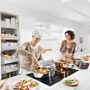 Przyjemne i sprawne przygotowywanie posiłków zależy w dużej mierze od odpowiedniego zorganizowania przestrzeni w kuchni. Pomogą w tym nowoczesne system do kuchni, pomagające w uporządkowaniu produktów i akcesoriów kuchennych. Fot. Blum.