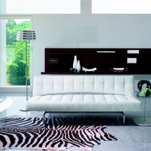 Pikowana sofa Pierrot marki Bonaldo podkreśli kobiecy charakter aranżacji salonu. Dekoracyjne przeszycia oraz stalowe nóżki nadają meblowi glamourowy styl. Fot. Go Modern Furniture.