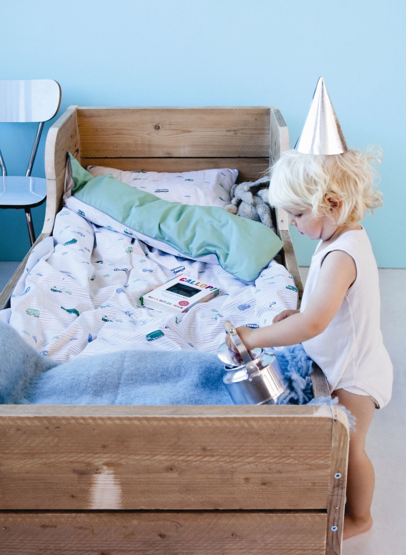 Łóżko służy maluchom nie tylko do wypoczynku, ale też radosnej zabawy. Należy wiec pamiętać o tym, aby regularnie prać pościel. Oczywiście używając do tego bezpiecznych dla najmłodszych detergentów. Fot. The Kid Who.