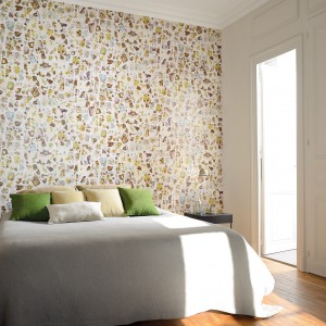 Wzorzysta, kolorowa tapeta z kolekcji Portobello ożywi każde wnętrze i sprawi, że sypialnia nabierze oryginalnego charakteru. Fot. Elitis.