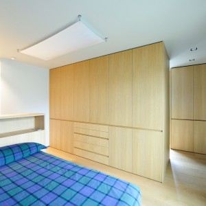 Pojemne szafy pełnią funkcję elementów działowych, zaznaczających poszczególne pomieszczenia. Projekt: Coblonal Arquitectura. Fot. Coblonal Arquitectura.