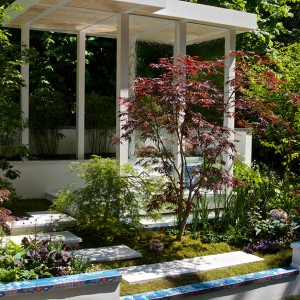 Biała konstrukcja doskonale wpisuje się także w nowoczesny charakter ogrodu. Fot. Chelsea garden.
