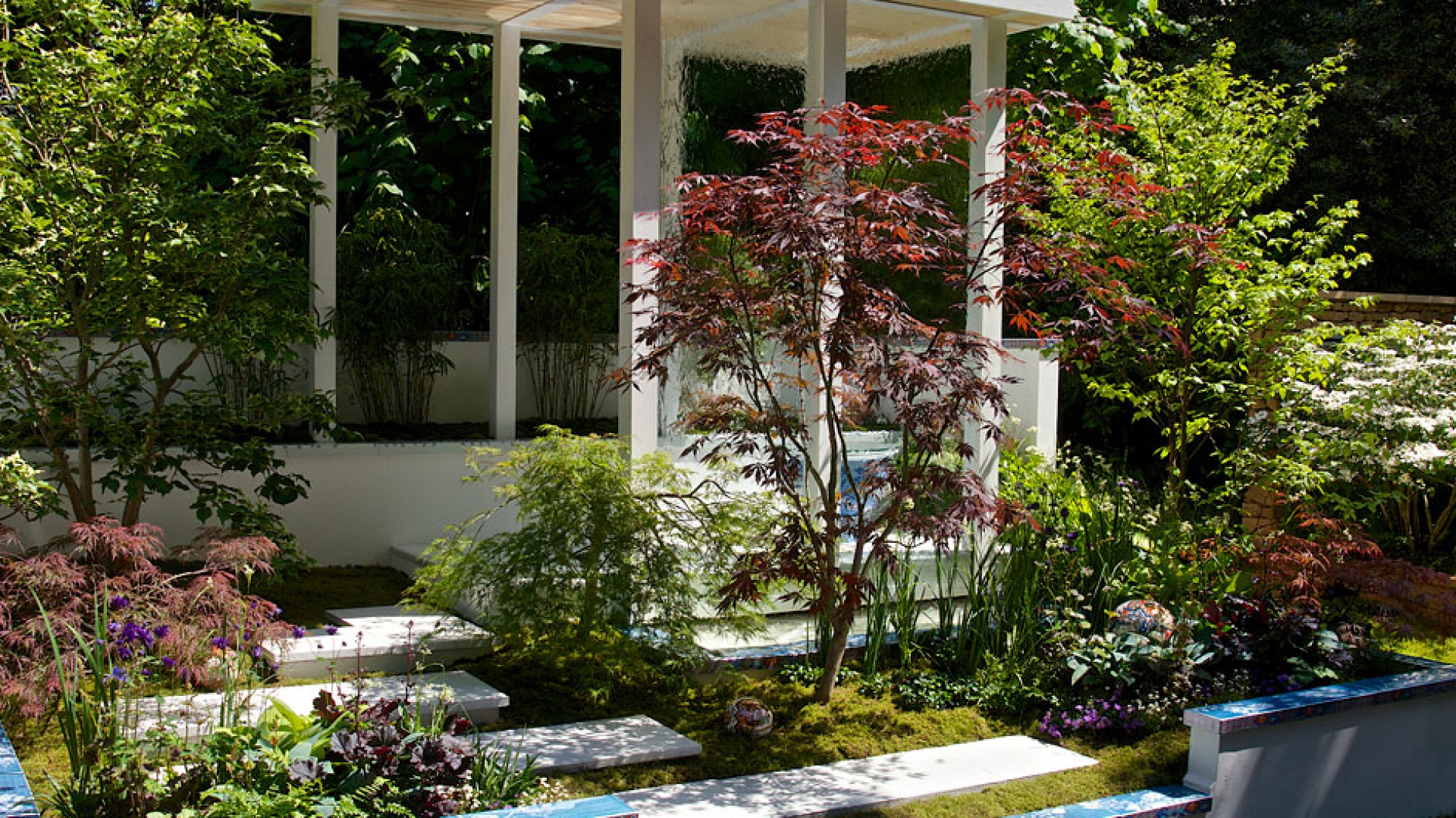 Mała architektura w ogrodzie: pergole, kratki