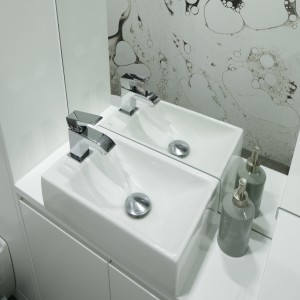 Do małych, wąskich łazienek producenci proponują specjalne modele umywalek z otworem na baterię umieszczonym z boku. Projekt: Karolina Łuczyńska. Fot. Bartosz Jarosz.