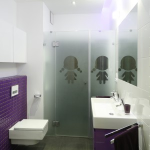 Mimo, że łazienka jest niewielka mogą z niej korzystać dwie osoby. Niewielka szerokość pomieszczenia nie jest przeszkodą, aby wybrać szerszą, podwójną umywalkę. Projekt: Michał Mikołajczak. Fot. Bartosz Jarosz.