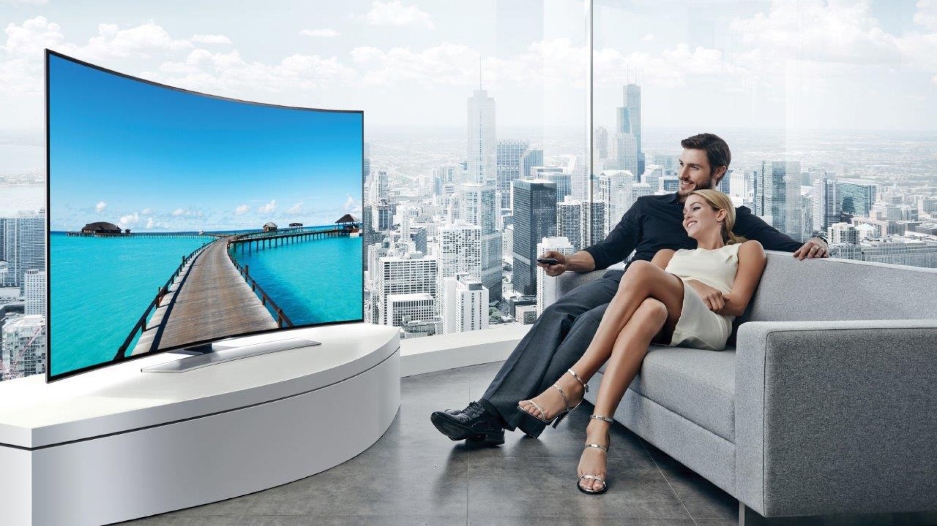 W nowoczesnym wnętrzu sprawdzi się telewizor o zakrzywionym ekranie. Fot. Samsung