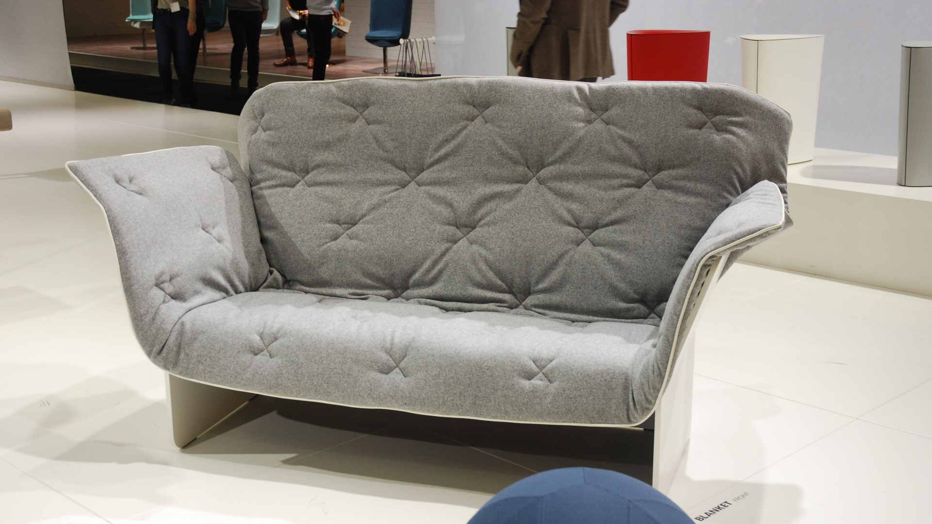 Sofa Blanket marki Materia wygląda jakby na siedzisko ktoś rzucił miękki koc. Jest przyjemna w dotyku i pozwala się sobą otulić. Fot. Marta Ustymowicz